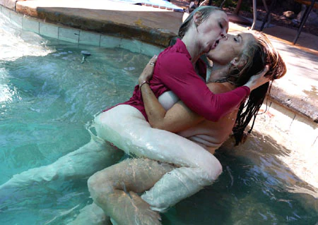 JMR-3176PS  FROM POOL TO PASSION  Dee Williams vs Goldie Blair  Photo Set - Image 9